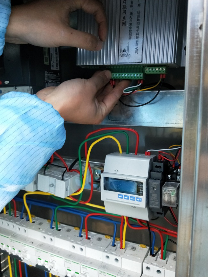 燦陽(yáng)公司為蘇北某工業(yè)區(qū)100多棟樓宇亮化安裝集中控制器。(圖10)